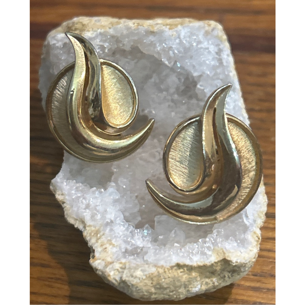 Women's Trifari Gold Tone Clip-On Earrings One Size